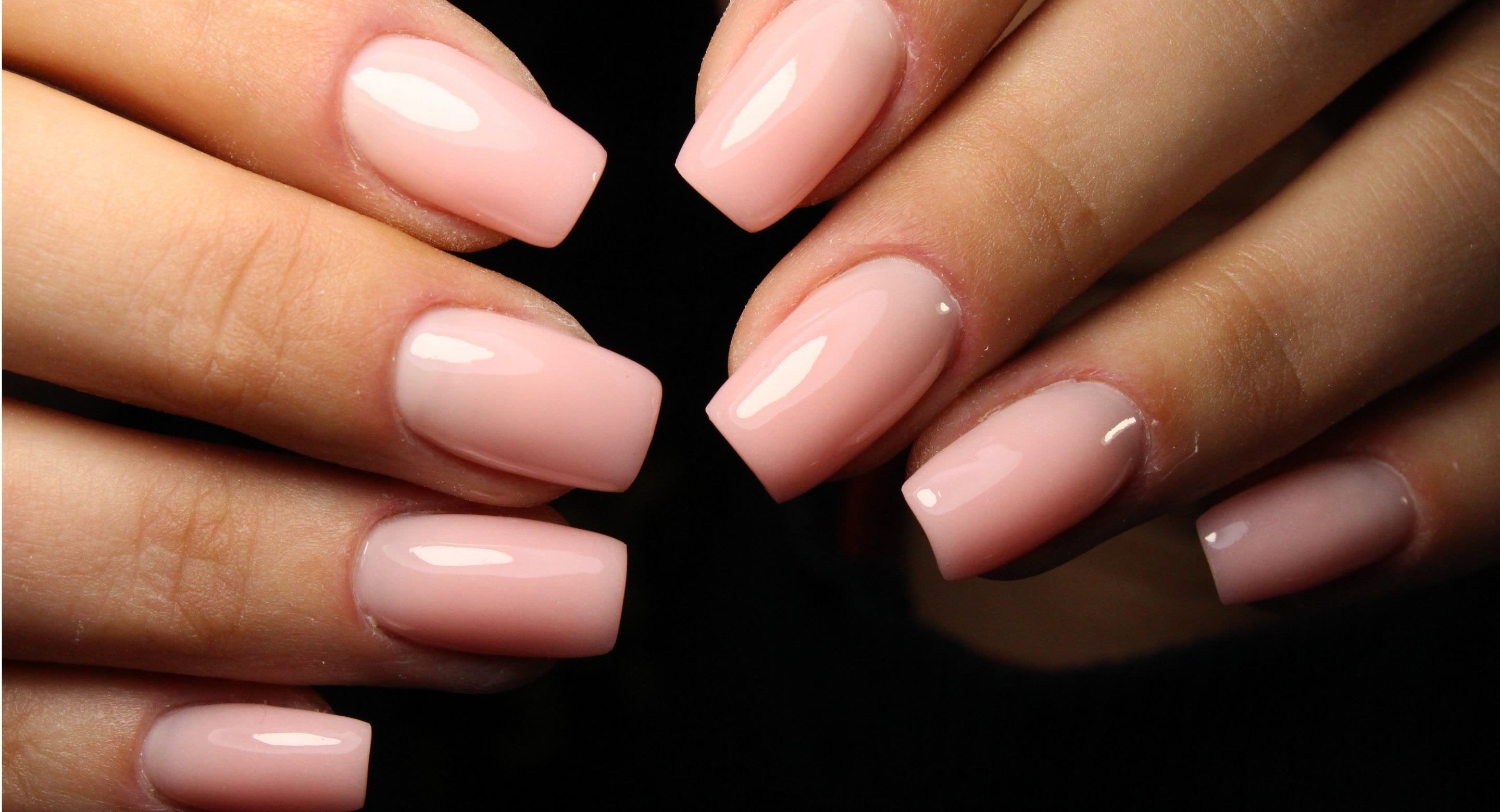 Manucure pose vernis gel nude