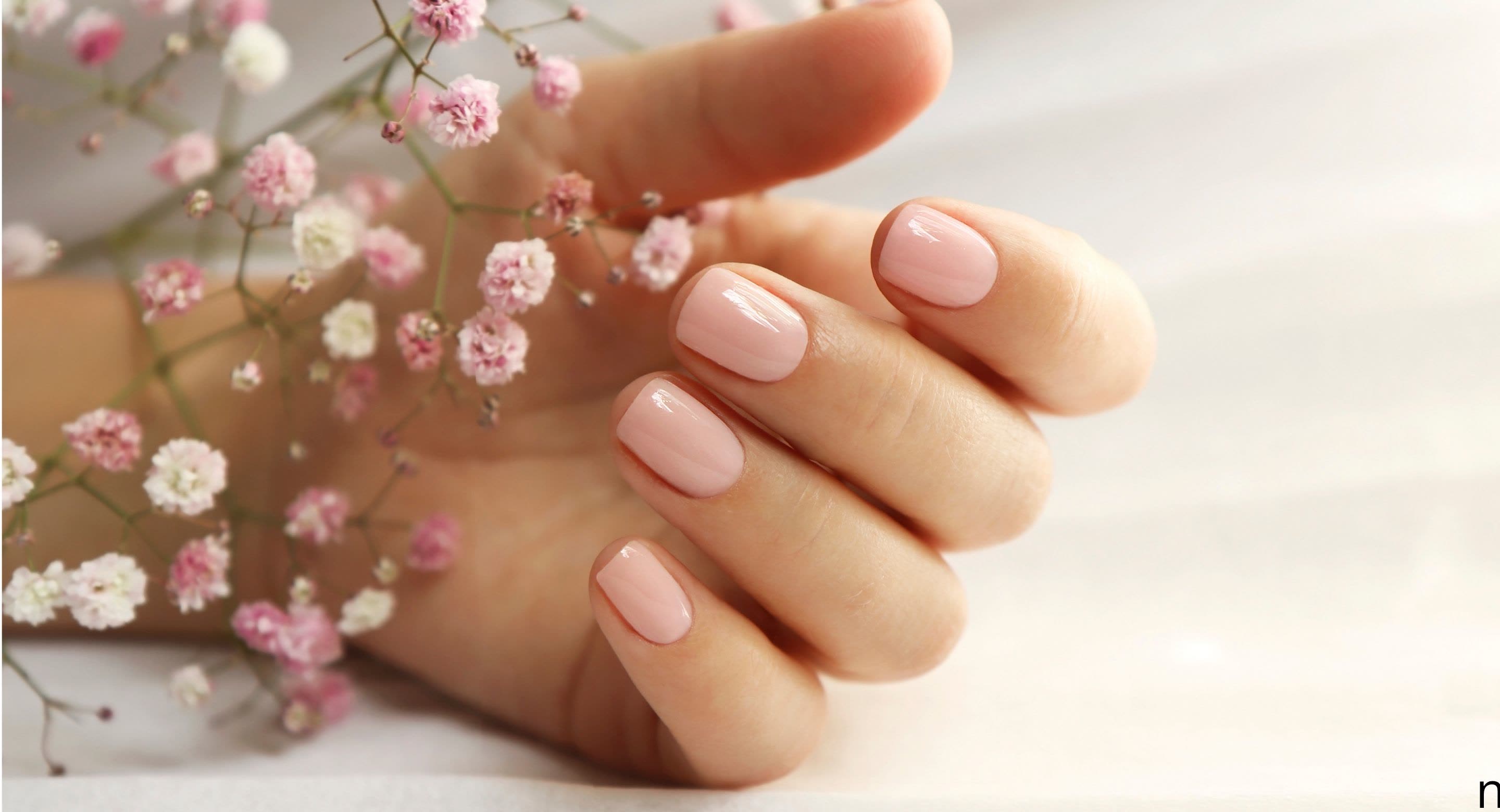 Manucure rose avec fleurs
